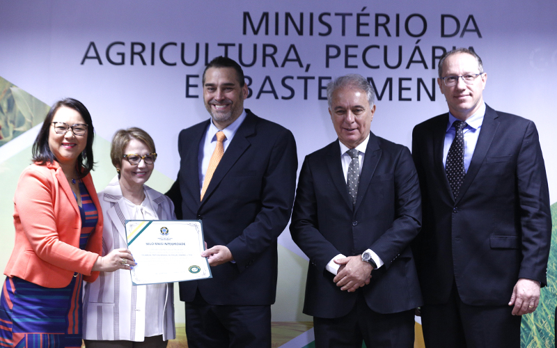 Em Brasília, Stefan Mihailov, presidente da Trouw Nutrition recebe Selo Agro Mais Integridade